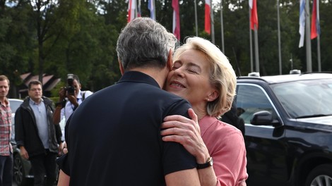 Ursula von der Leyen že prispela v Slovenijo, ogledala si bo prizadeta območja (FOTO)