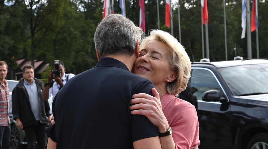 Ursula von der Leyen že prispela v Slovenijo, ogledala si bo prizadeta območja (FOTO) (foto: Bobo)