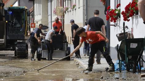 Pri čiščenju kleti po poplavah se je hudo poškodoval moški (policija opozarja na previdnost)