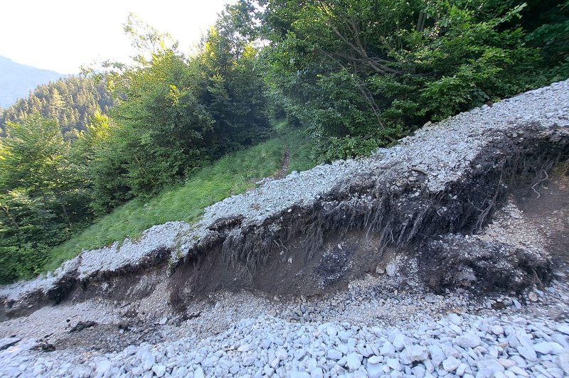 Na nebo se je vrnilo sonce, v gore pa pohodniki: številne poti so zaprte, zato previdnost ne bo odveč (foto: Planinska zveza Slovenije/Alenka Čebular)