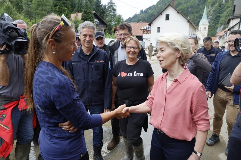 Tina Maze obiskala svoj domači kraj, pretresena nad prizori: "O moj bog, noro, kaj se dogaja v Sloveniji" (foto: Borut Živulović/BOBO)