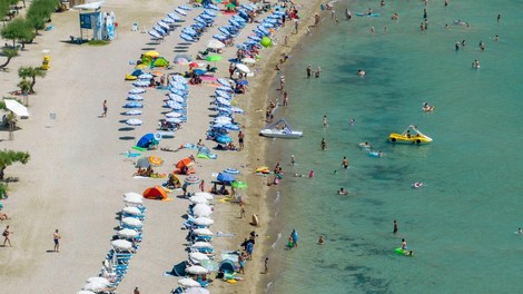 Na znani plaži droni nadzorujejo kopalce – kaj se dogaja?