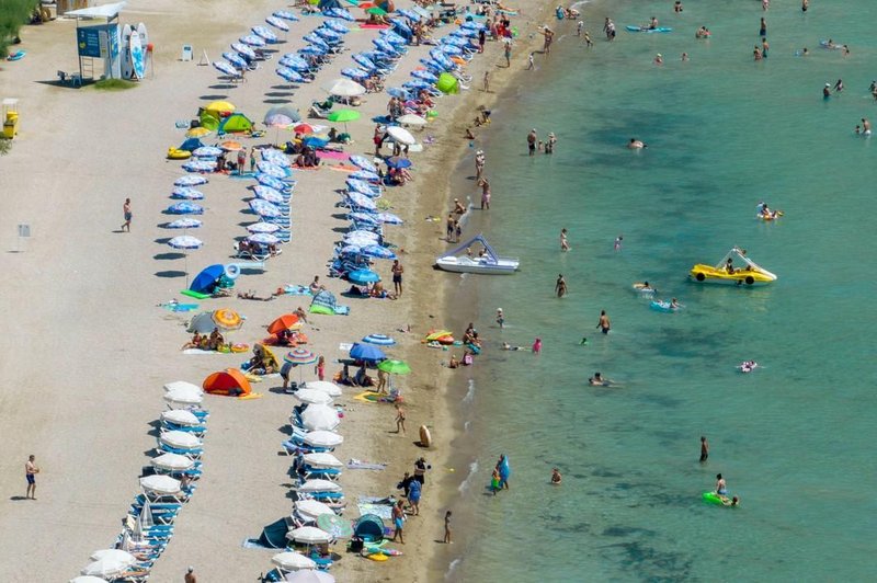 Na znani plaži droni nadzorujejo kopalce – kaj se dogaja? (foto: Profimedia)