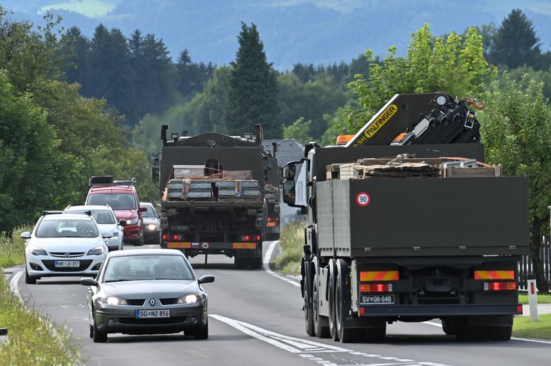 Poziv vsem voznikom: bodite strpni, to so konvoji pomoči za žrtve poplav (foto: Žiga Živulovič jr./Bobo)