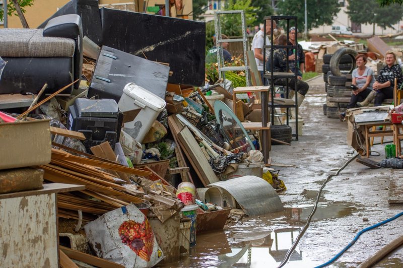 Kam s stvarmi, ki jih je uničila poplava? (foto: Facebook/Občina Laško)