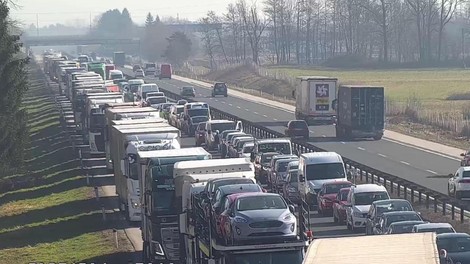 Gneče, zastoji in tudi zamuda: če se z Obale vozite proti Ljubljani, boste za pot potrebovali ...