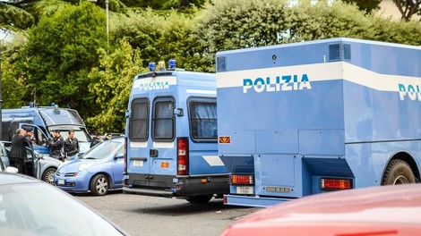 Drzna akcija italijanskih policistov: na poti na letališče aretirali Slovenca, ki je v Vidmu zamaskiran ...