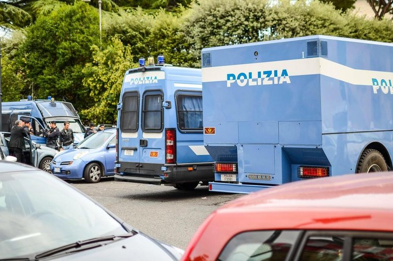 Drzna akcija italijanskih policistov: na poti na letališče aretirali Slovenca, ki je v Vidmu zamaskiran ... (foto: Profimedia)