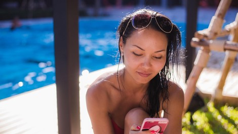 "Vseeno mi je za vaš e-mail, trenutno ležim na plaži" (česa nikoli ne smete vključiti v službeno sporočilo o odsotnosti)