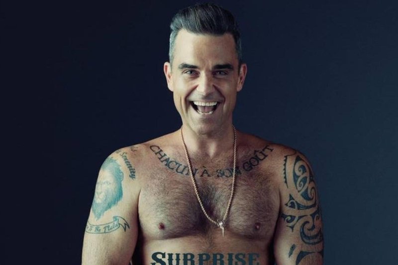 FOTO: Po spletu je zaokrožila fotografija Robbieja Williamsa, na kateri je popolnoma gol (objavila jo je njegova žena) (foto: Facebook/Robbie Williams)