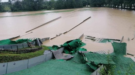 FOTO in VIDEO: Poplave so uničile tudi smučarske skakalnice (kje bodo vadili naši športniki?)