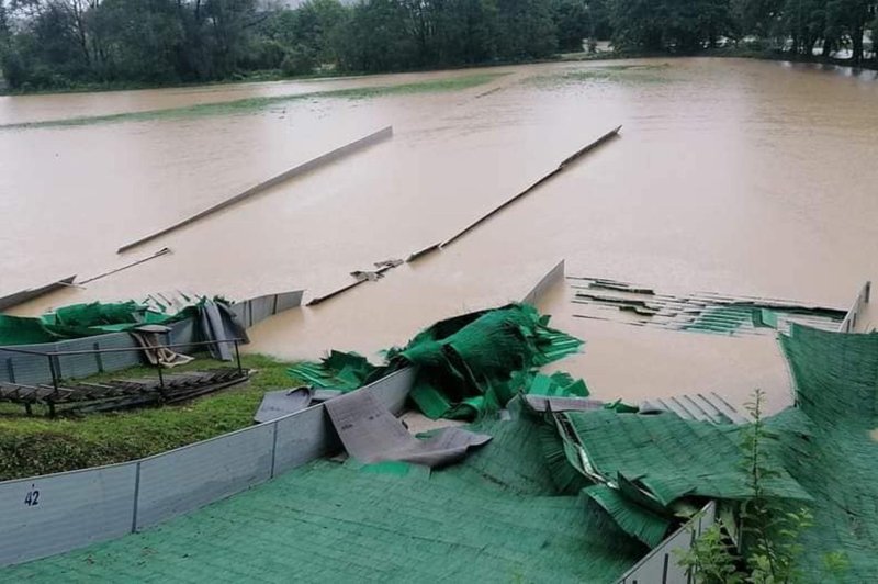 FOTO in VIDEO: Poplave so uničile tudi smučarske skakalnice (kje bodo vadili naši športniki?) (foto: Facebook/Mengeški Orli)