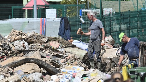 Na prizadetih območjih se nadaljujeta čiščenje in sanacija