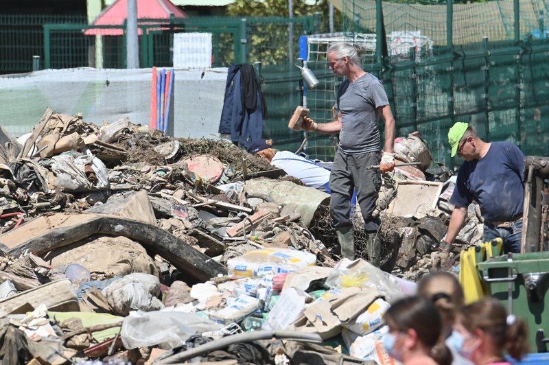 Na prizadetih območjih se nadaljujeta čiščenje in sanacija (foto: Bobo)