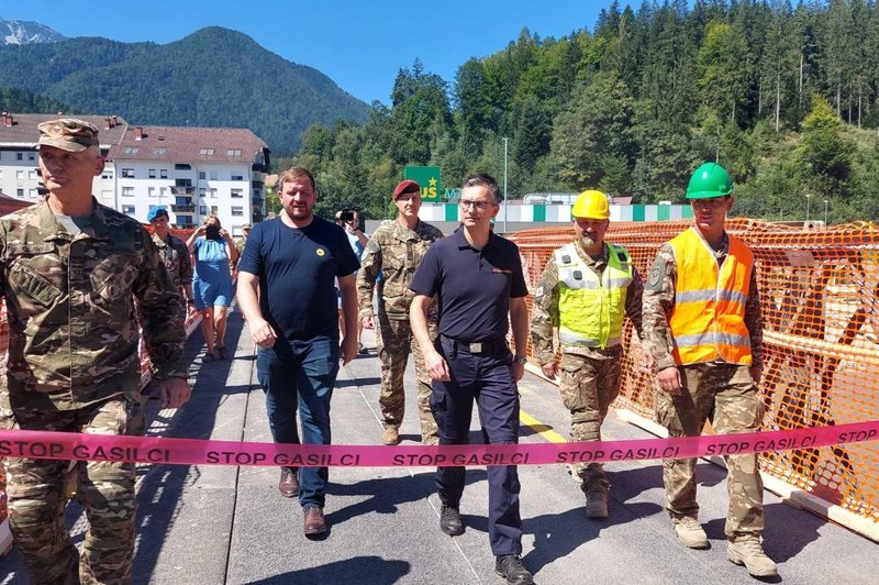 Za dežjem posije sonce: po več kot tednu dni spet mogoč promet čez reko Mežo (FOTO) (foto: Facebook/Ministrstvo za obrambo RS/Slovenian Ministry of Defence)