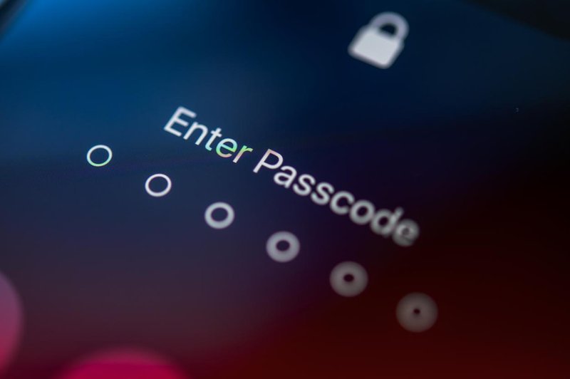 Ste pozabili vstopno kodo (passcode) za iPhone in se vam je zaklenil? Telefon lahko rešite na preprost način (foto: Profimedia)