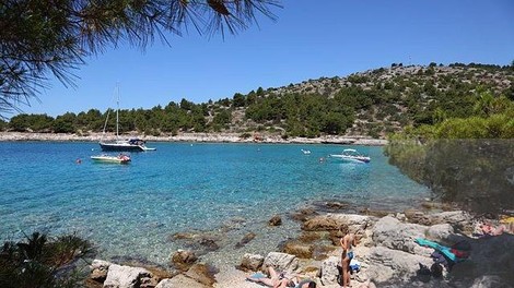 Domačinka na hrvaškem otoku jezi in odganja turiste, saj trdi, da je plaža njena (poglejte, zakaj)