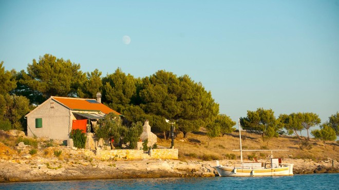 Na pri Slovencih priljubljeni turistični destinaciji prišlo do incidenta: moški izstrelil več nabojev (foto: Profimedia)