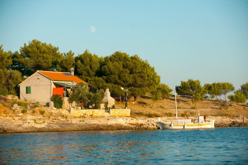 Na pri Slovencih priljubljeni turistični destinaciji prišlo do incidenta: moški izstrelil več nabojev (foto: Profimedia)