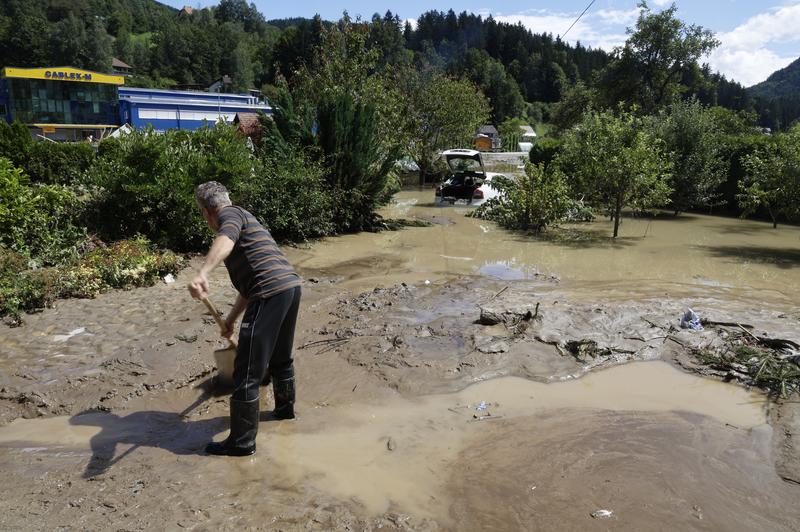 Niste prostovoljec na terenu? Žrtvam poplav lahko pomagate tudi na drugačen način (foto: Bobo)