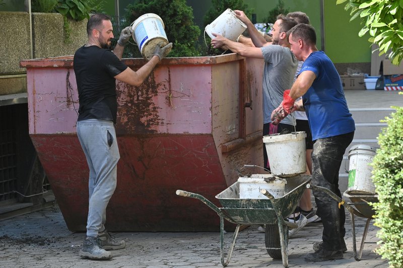 Pomoč še ni končana: "Potreben je še en udarniški dan!" (foto: Žiga Živulovič jr./Bobo)