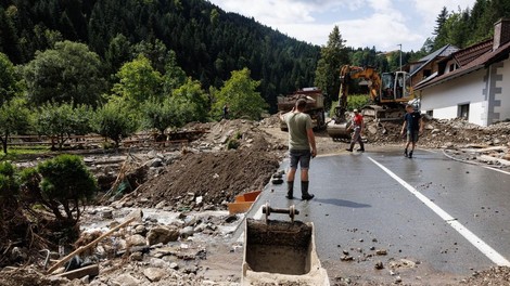 Zgornja Savinjska dolina: številne ceste še vedno neprevozne, iščejo rešitve za družine brez strehe nad glavo