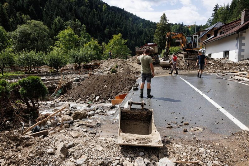 Številne ceste na poplavljenih območjih so še vedno neprevozne. (foto: Profimedia)