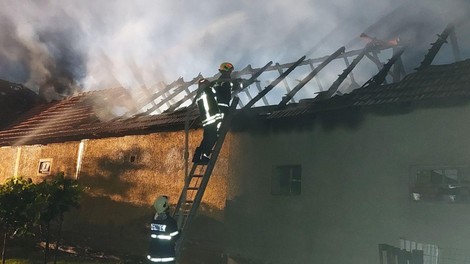 Grozljivo: ognjeni zublji uničili dom petčlanske družine, dve osebi poškodovani