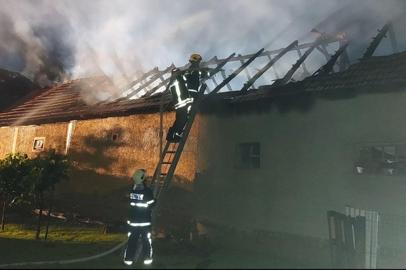 Grozljivo: ognjeni zublji uničili dom petčlanske družine, dve osebi poškodovani (foto: Facebook/PGD Bogojina)