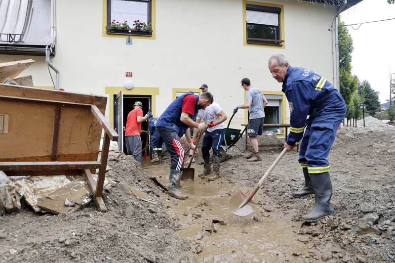 Nova poteza vlade: na pomoč prizadetim v poplavah tudi brezposelni, pa plačilo? (foto: Borut Živulovič/Bobo)