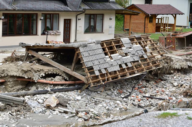 Po razdejanju: od kod bo država črpala sredstva za obnovo? (foto: Igor Kupljenik/Bobo)