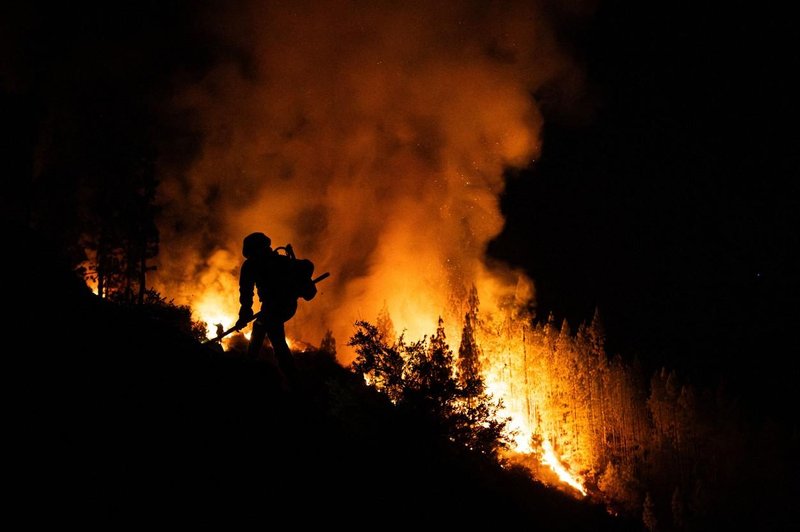 Plameni zajeli otok, ki je močno priljubljen pri Slovencih: evakuirali 2600 ljudi (foto: Profimedia)