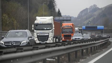 Tudi danes na cestah v mestna središča nastajajo zastoji: vidljivost ponekod zmanjšuje megla