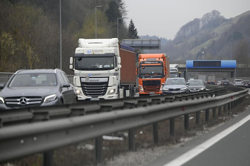 Tudi danes na cestah v mestna središča nastajajo zastoji: vidljivost ponekod zmanjšuje megla (foto: Bobo)