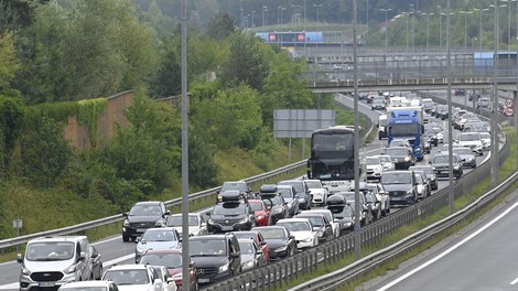 Gneče in zastoji proti Ljubljani: na primorski avtocesti predmet na cestišču ovira promet