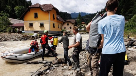 V nesreči niso sami: za žrtve poplav po novem tudi vrednostne kartice