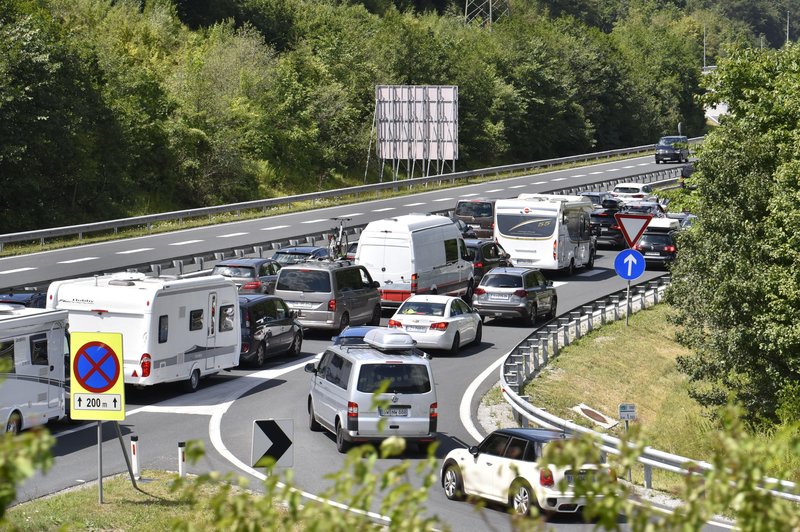 Spet čakajo in se kuhajo: razmere so zelo kritične, kje je najhuje? (foto: Žiga Živulovič jr./Bobo)