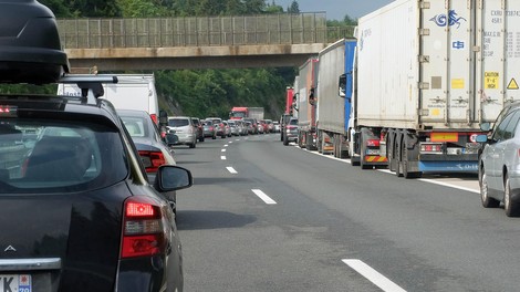 Znova zastoji na slovenskih cestah: pri Logatcu je kolona dolga skoraj pet kilometrov