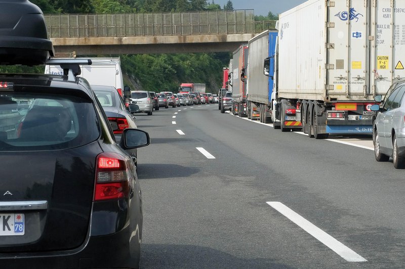 Znova zastoji na slovenskih cestah: pri Logatcu je kolona dolga skoraj pet kilometrov (foto: Bobo)