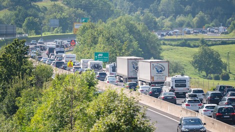 Gneča, da te kap! Prehod Karavanke spet zapirajo, primorska avtocesta nagnetena do konca