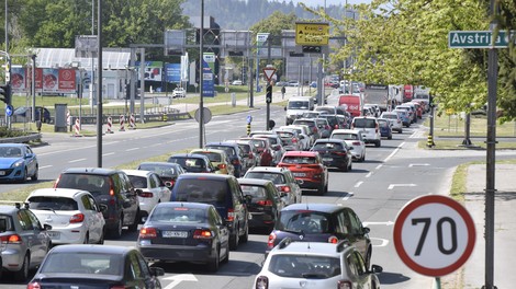 Ob jutranji prometni konici ponekod na slovenskih cestah zastoji (preden greste na pot, preverite še cestne zapore)