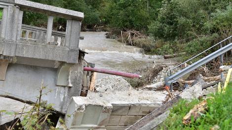 V strugi Kamniške Bistrice so odkrili ročno bombo, v Ljubljani našli minometni mini