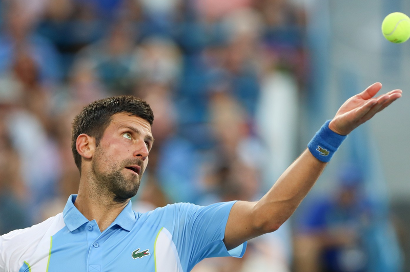 FOTO: Novak Đoković po najtežjem dvoboju v karieri od navdušenja strgal majico s svojega telesa (foto: Profimedia)