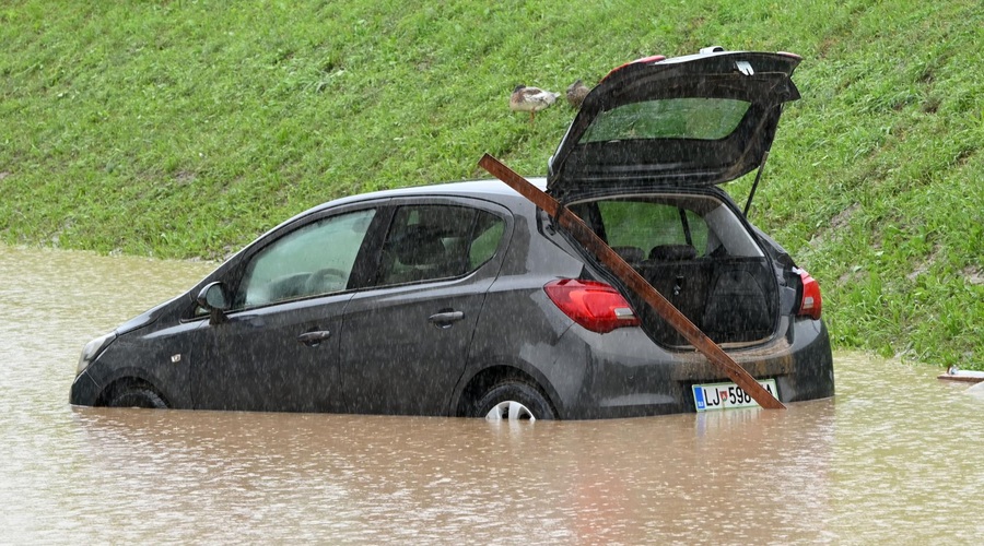 Naj vas mamljiva ponudba ne zavede: na prodaj številni poplavljeni avtomobili (se ga splača kupiti?) (foto: Žiga Živulović j.r./Bobo)