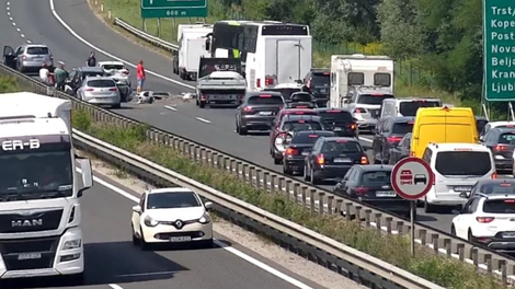 Na ljubljanski obvoznici trčilo več vozil, nastajajo zastoji (šest oseb je končalo v bolnišnici)