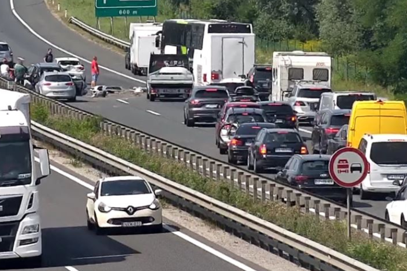 Na ljubljanski obvoznici trčilo več vozil, nastajajo zastoji (šest oseb je končalo v bolnišnici) (foto: Facebook/Promet.si)