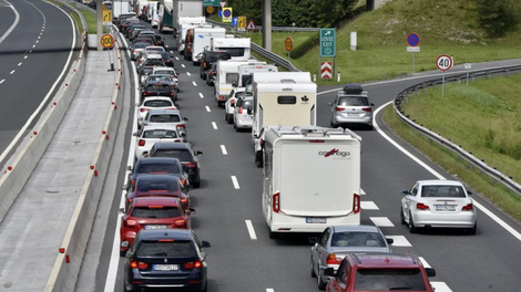 Na nekaterih odsekih po državi nastajajo prometni zastoji: preverite, kje je največja zamuda