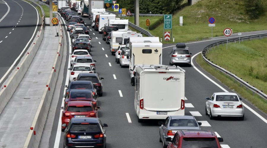 Na nekaterih odsekih po državi nastajajo prometni zastoji: preverite, kje je največja zamuda (foto: Žiga Živulovič jr./Bobo)