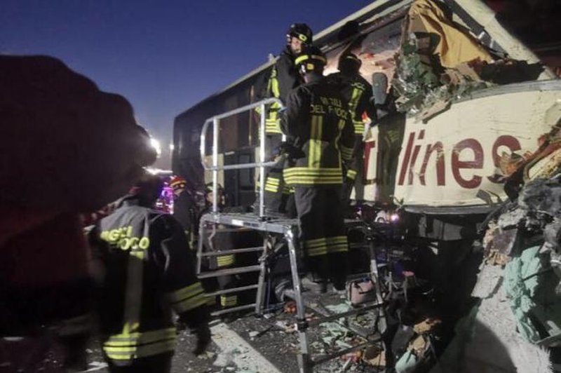 Huda prometna nesreča nedaleč od slovenske meje: poškodovanih več kot 15 oseb, tudi otroci (foto: Twitter/liv59224)