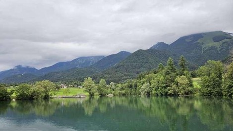 Težave na Gorenjskem: priljubljeno jezero pušča, ogroža grad in 120 hiš